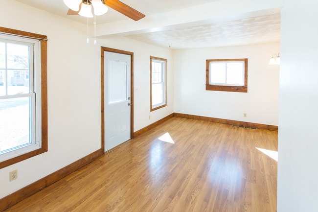Living To Dining - 831 Comfort St