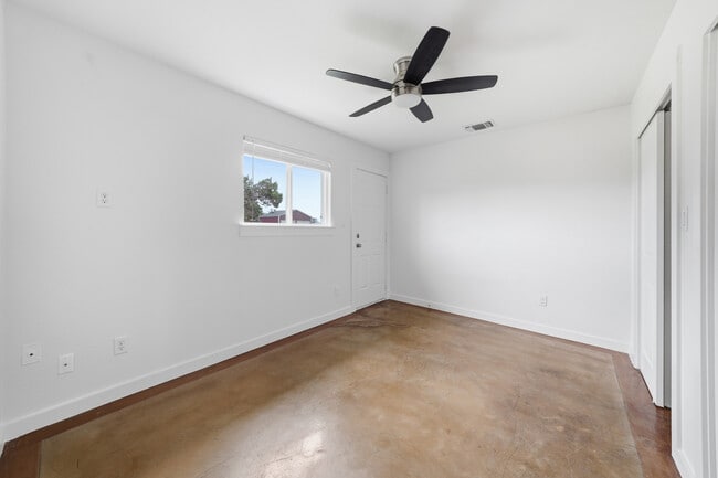 Building Photo - 102 Rose Dr