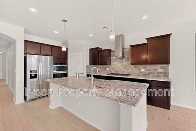 Building Photo - 247 Needle Ave SW