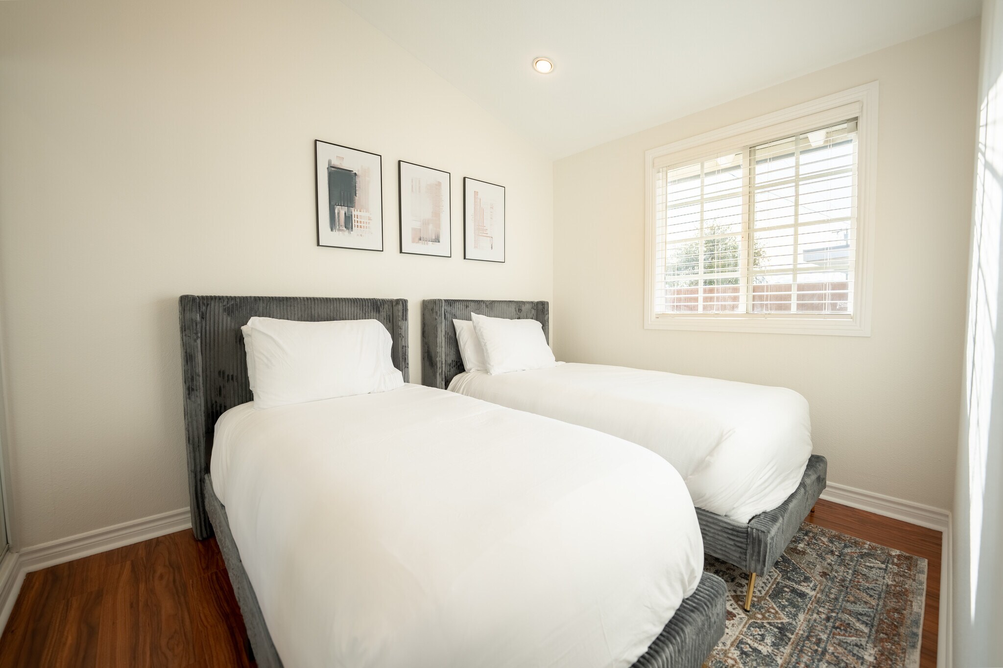 Guest bedroom w 2 twin size beds. - 9962 Pacific Ave