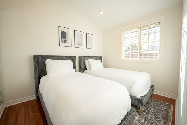 Guest bedroom w 2 twin size beds. - 9962 Pacific Ave