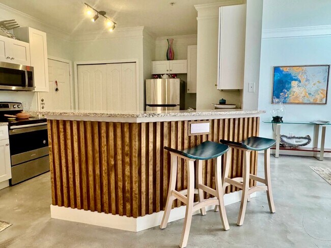 Building Photo - 2 Bedroom condo with 2 Car Garage Condo Fo...