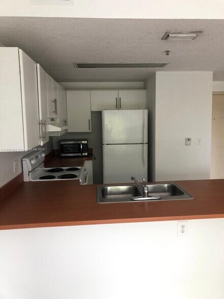 Building Photo - 3410 Coral Way