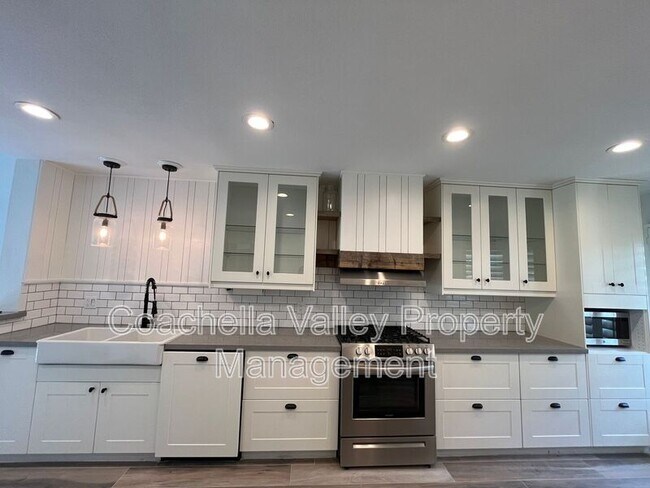 Building Photo - 289 Vista Royale Cir W