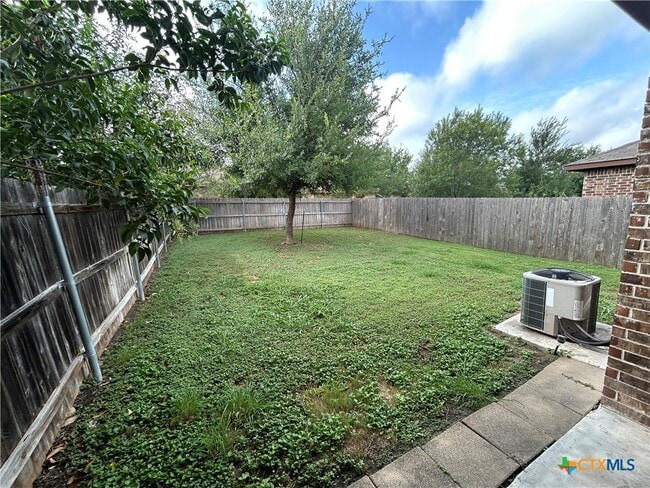 Building Photo - 665 Creekside Cir