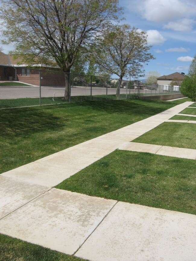 Building Photo - Cozy, Affordable Condo