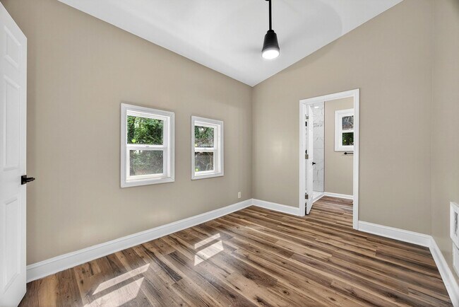 Building Photo - 2218 Holt Dr
