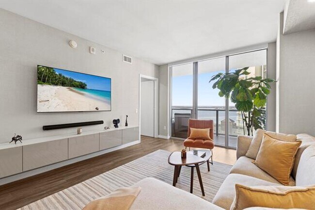 Building Photo - 1300 Brickell Bay Dr