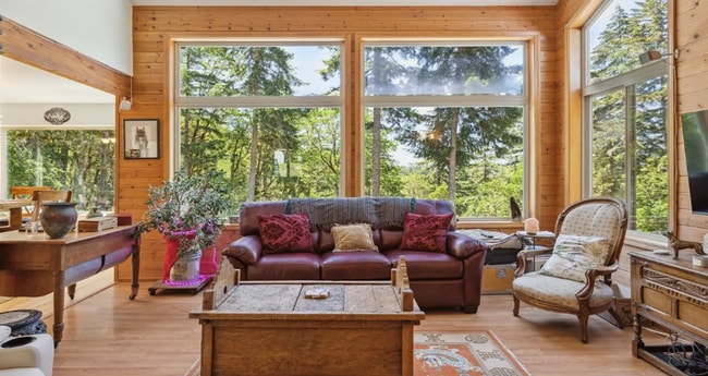 Building Photo - Welcome to Your Dream Home- Peaceful, Secluded... A MUST TOUR