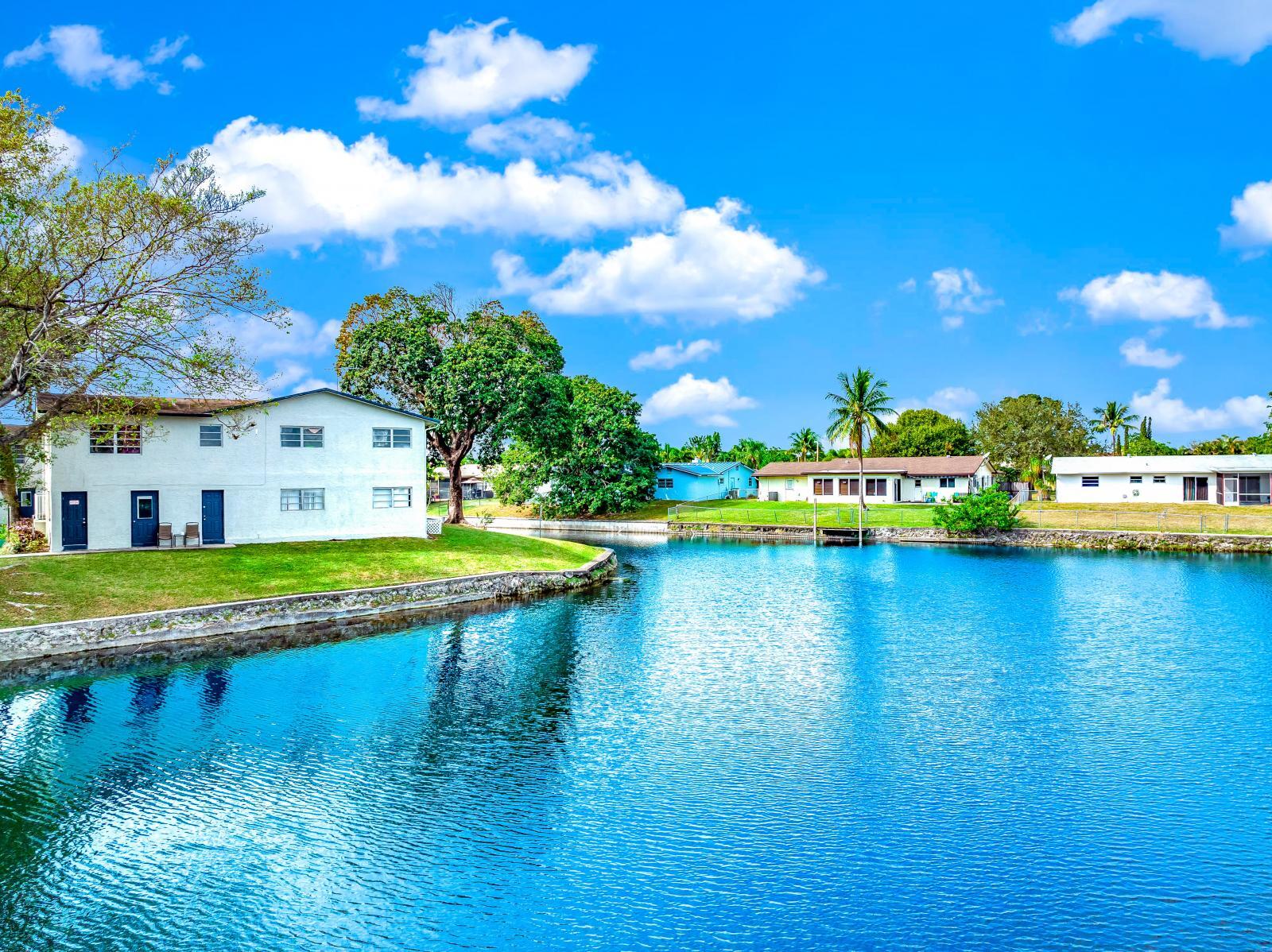 Building Photo - 374 Sunshine Dr