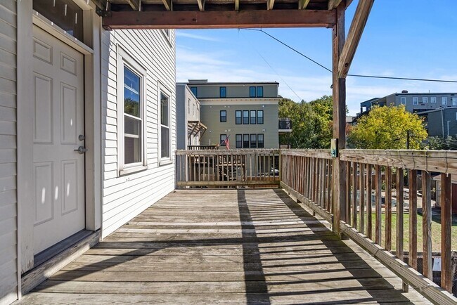 Building Photo - 703 E 2nd St