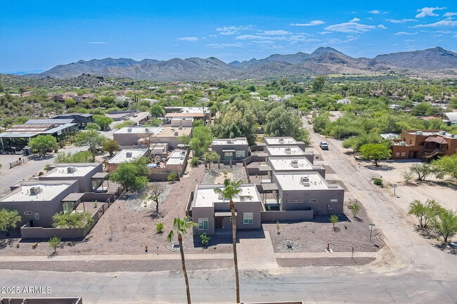 Building Photo - 6041 E Valley Way