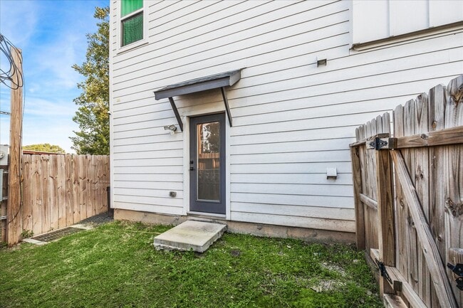 Building Photo - 105 W Whitney St