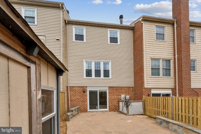 Building Photo - 9769 Lakepointe Dr