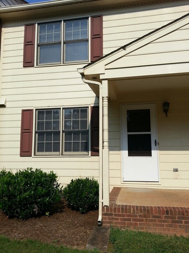 Building Photo - Three Bedroom Townhome, 2.5 bath, with eat-in kitchen, small deck off of living room.