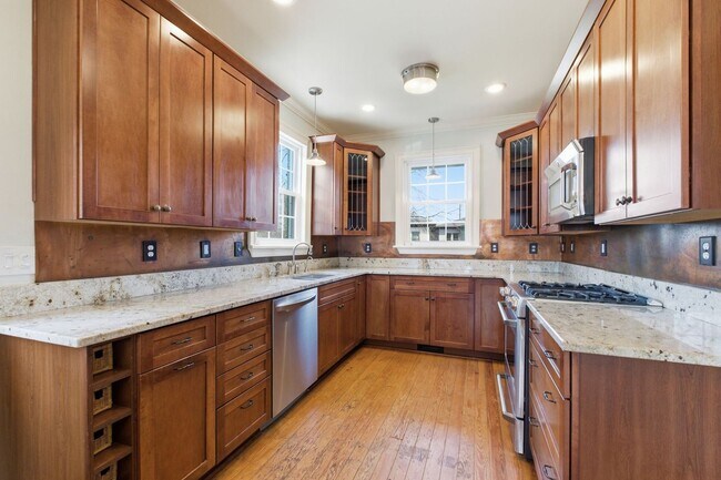 Building Photo - 1 Month's Free Rent - 5 Bedroom Home Between 12 South and Oak Hill