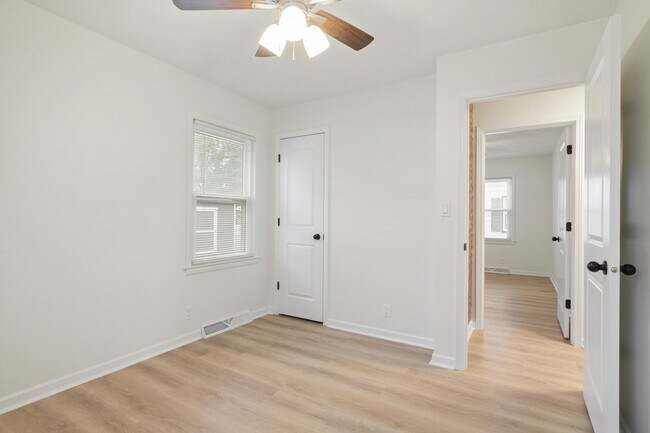 Building Photo - 1003 E Hopkins Dr