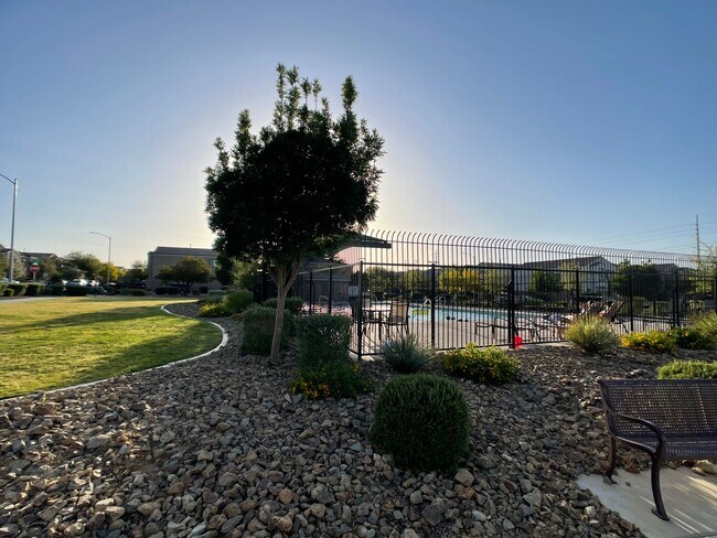 Building Photo - 3 BED 2.5 BATH 2 CAR GARAGE HOME w/ LOFT &...