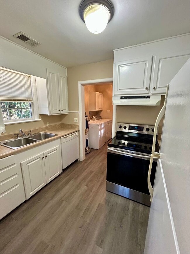 Building Photo - Cottage Vibes!