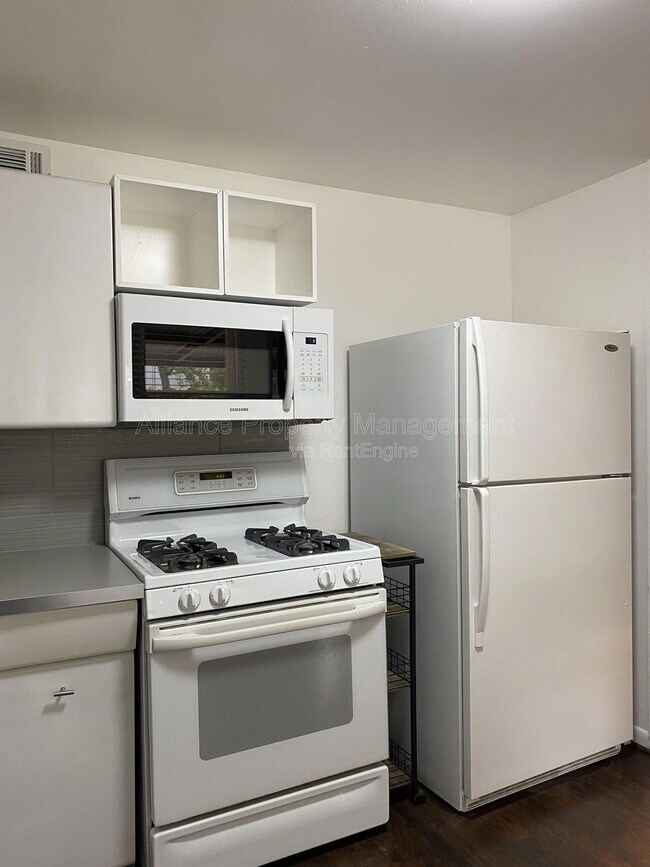 Building Photo - 2605 Lark Dr