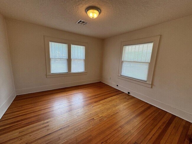 Building Photo - Tons of possibilities here!  3 bedrooms pl...