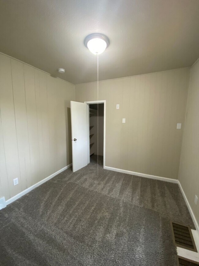 Building Photo - Updated 3 Bedroom 2.5 Bathrooms