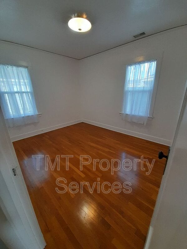 Building Photo - 619 E Cook St