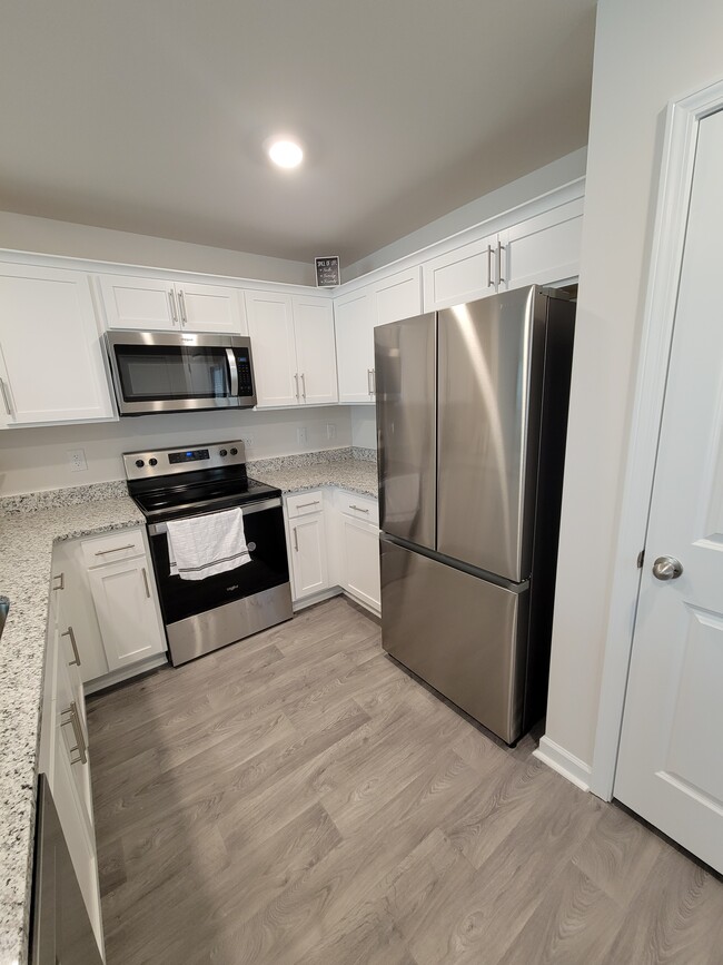 Large kitchen with new stainless steel appliances - 3010 Alibird Cir