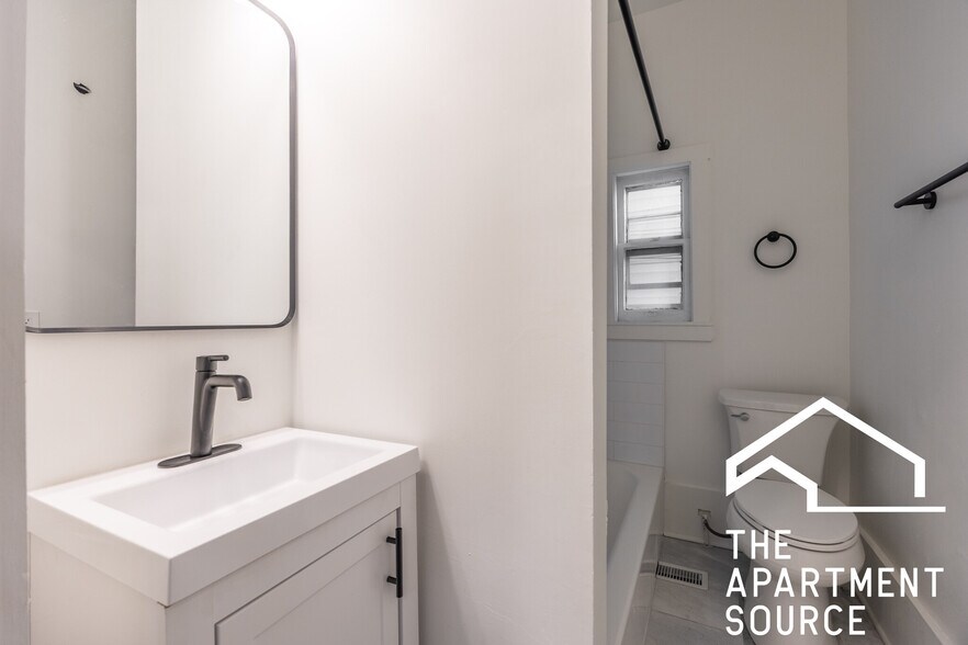 Building Photo - 2301 N Leavitt St