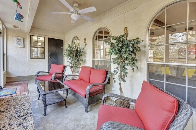 Building Photo - 1208 Crenwelge Dr