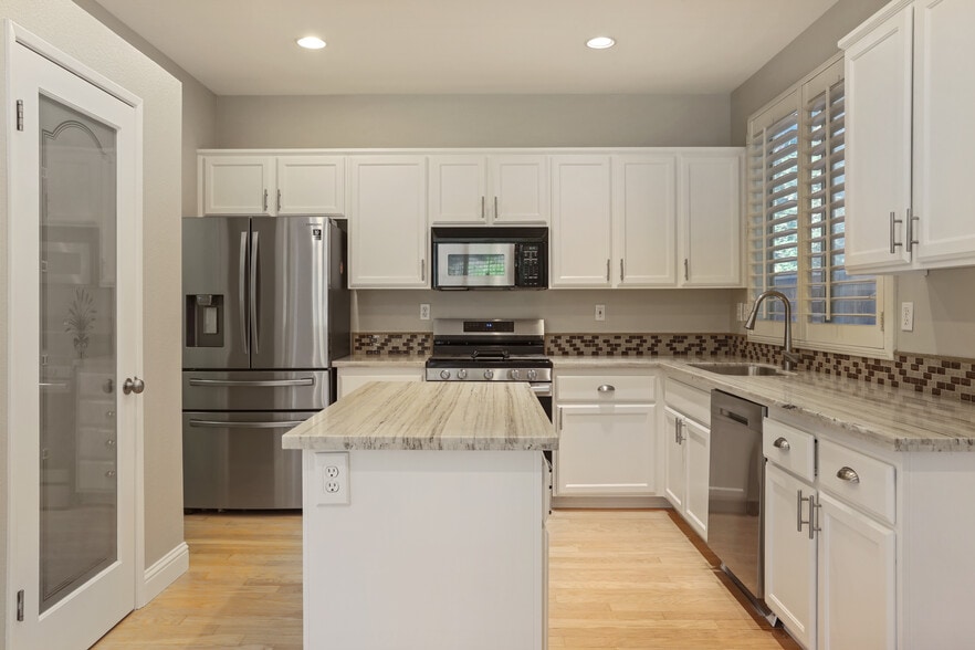 shared kitchen - 6687 Brook Falls Cir