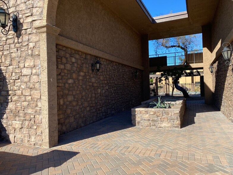 Building Photo - 7110 E Continental Dr