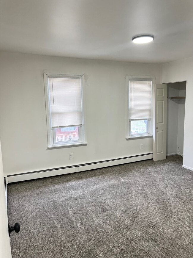 Building Photo - Spacious 3 bed, 2.5 bath Single Family home in Carrick- New Flooring and Paint, Available Immedia...