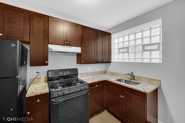 Building Photo - 350 E 74th St