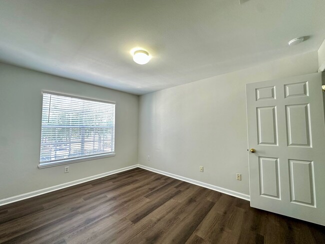 Building Photo - 2 Bed/2 Bath Condo, Gated security, Tons o...
