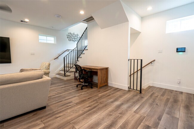 Building Photo - 2056 Johanna Dr