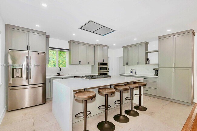 Primary Photo - 10450 NE 5th Ave