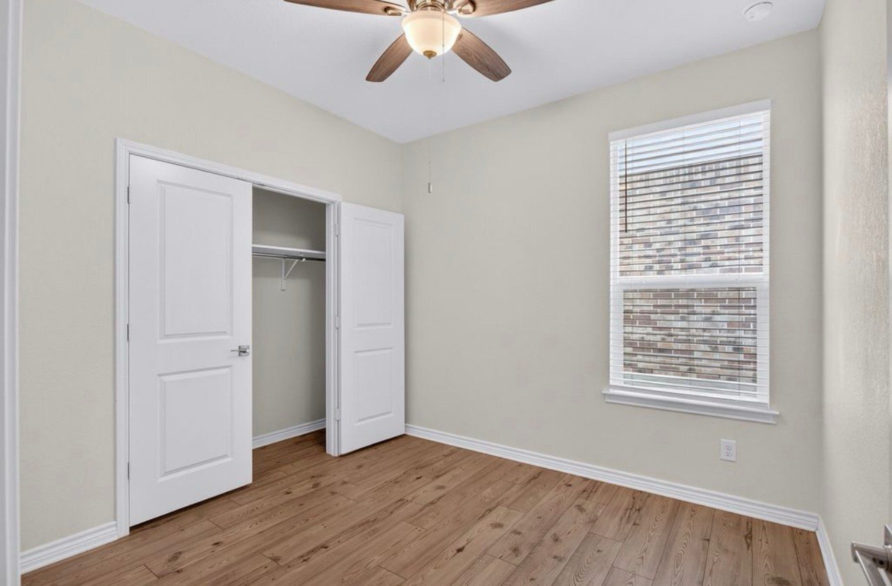 Building Photo - 223 W Granite Shrs Dr