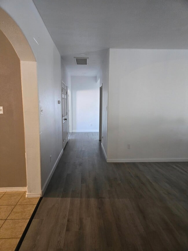 Building Photo - 2104 Vernice Dr