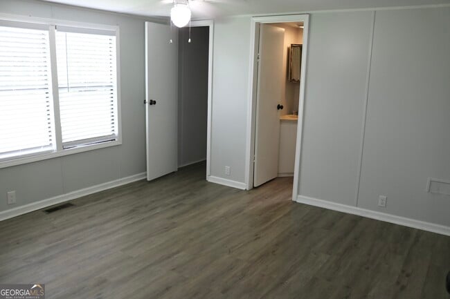 Building Photo - 42 Bartley Rd