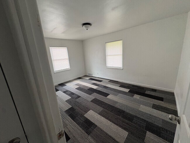 Building Photo - 1324 Canton St