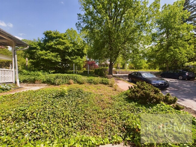 Building Photo - Spacious 5 Bedroom, 2.5 Bath Near The Avenues!