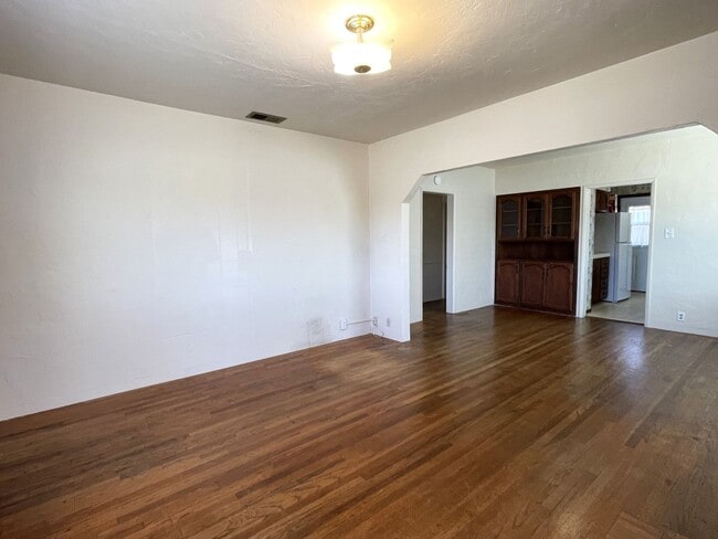 Building Photo - Centrally Located Two Bedroom Home