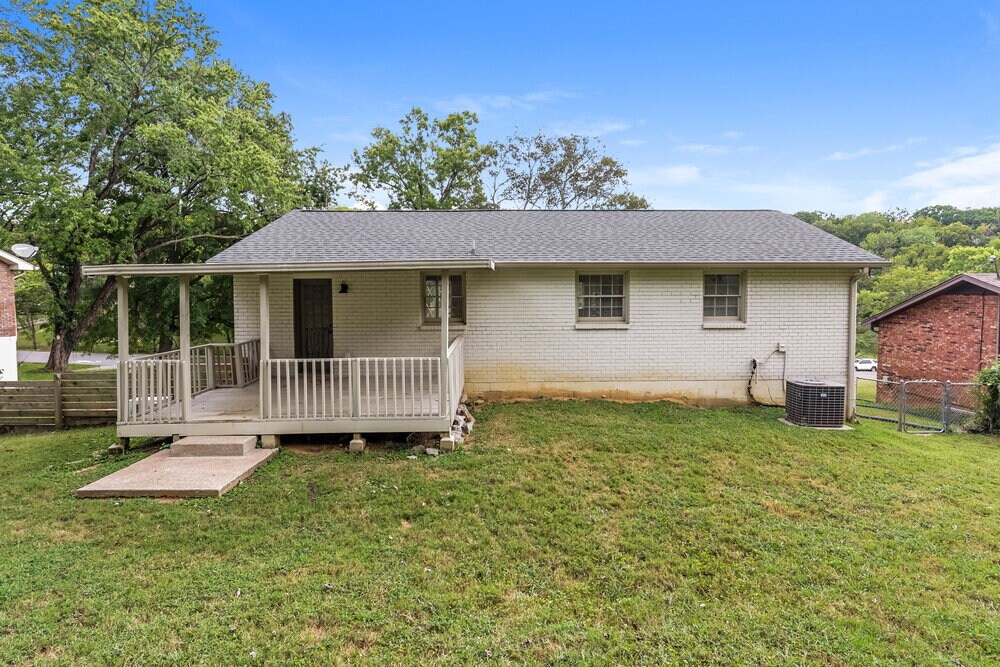 Building Photo - 121 Lakeside Park Dr