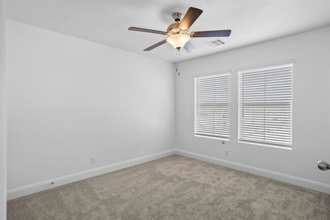 Building Photo - Beautiful 3 Bedroom Townhome in Desert Col...
