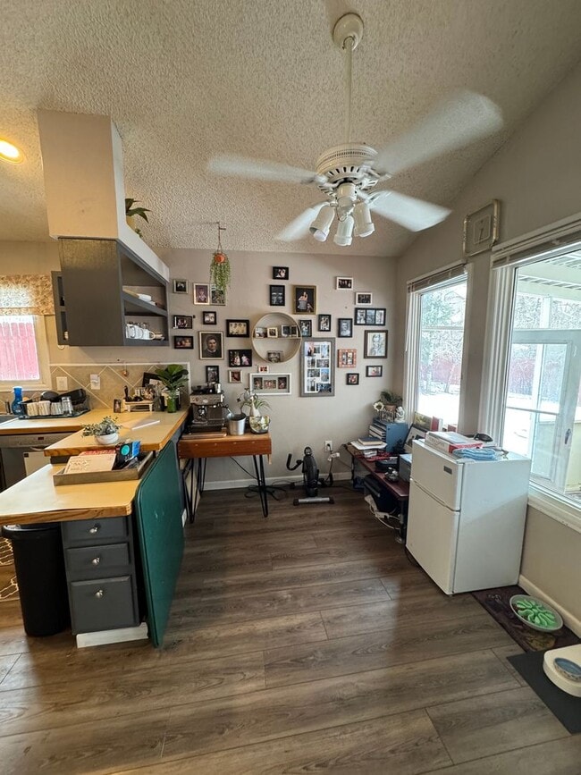 Building Photo - Great House