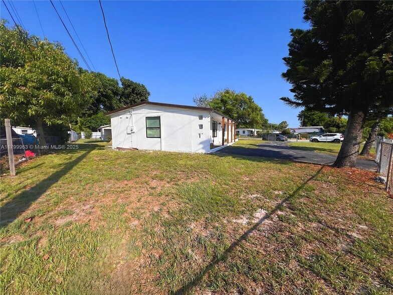 Building Photo - 3361 NW 5th Pl