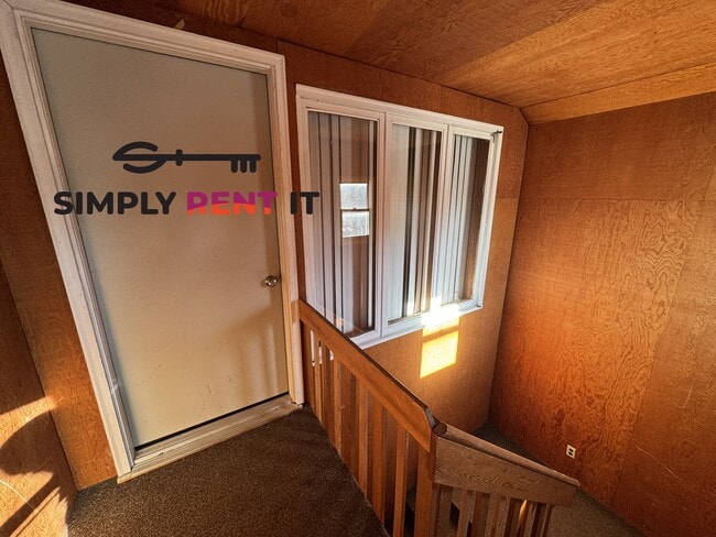 Building Photo - Upper Level Studio Near Campus, Free Parki...