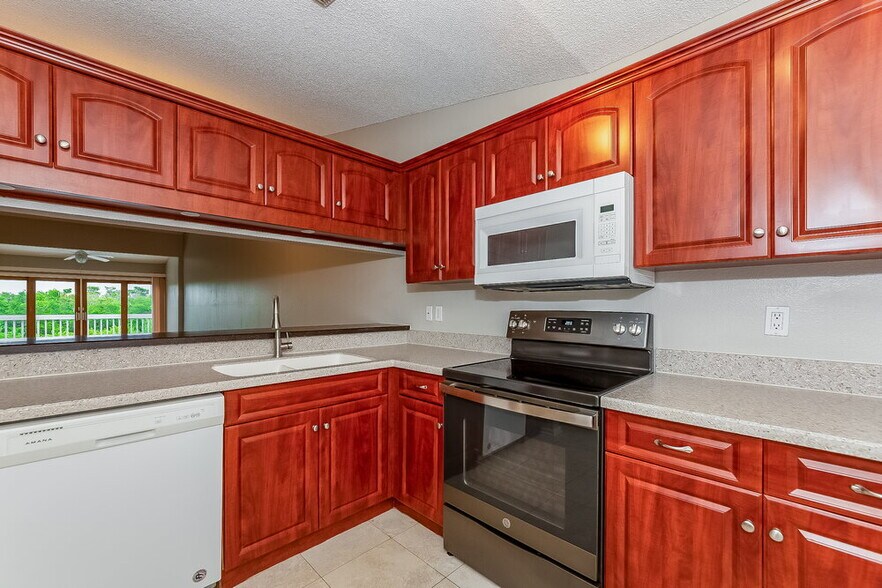 Building Photo - 825 Waterside Ln