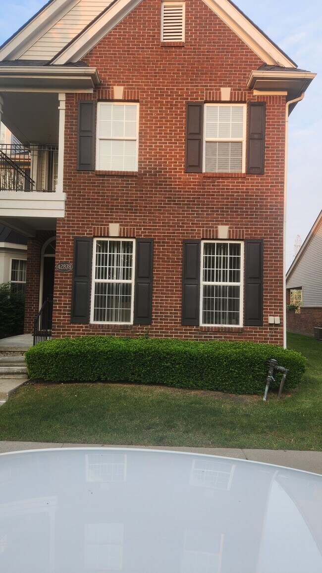 Building Photo - 42682 Park Cresent Dr